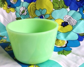 Original soft green vintage McKee jadite bowl.
