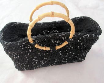 Black crochet bag with bamboo handles trapilho