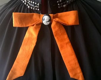 Bow Ascot spirit with a cameo brooch