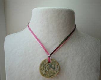 Round pendant made of ceramic with Ribbon