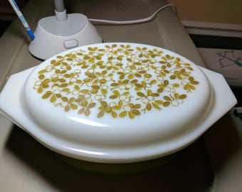 Vintage Pyrex verde olives 045 casserole dish