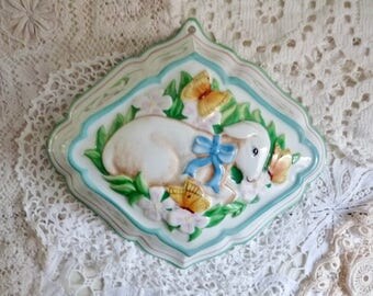 Vintage PORCELAIN LAMB MOLD, White China from The Franklin Mint, marked Le Cordon Bleu, 1986.