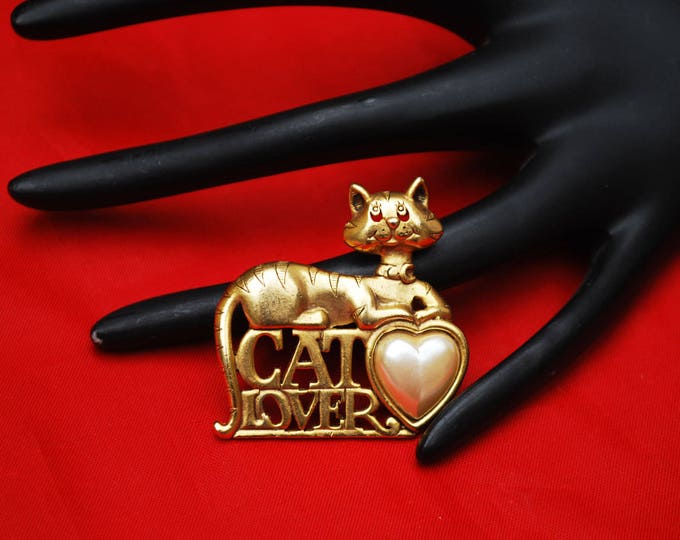 Cat Lover Brooch - Signed Danecraft - gold tone Kitty - white pearl heart -figurine pin