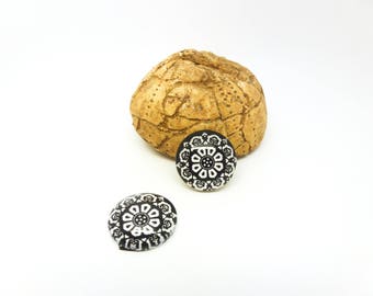 2 glass cabochon 16mm black and white flowers (SFCV10-7)