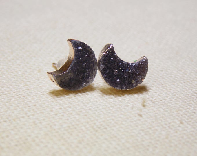 Druzy Crescent Moon Stud Earrings, Tiny Moon Earrings, Druzy Quartz Gemstone Stud Post Earrings, Moon Earrings, Geode Earrings