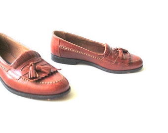 Classy vintage 90s, rust -brown genuine leather loafers with a decorative stitching and tassel. Made by Vero Cuoio in Italy. Size 8 1/2