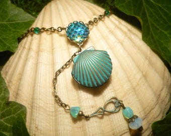 Seafoam Secrets - handmade Necklace with Seashell Medaillon