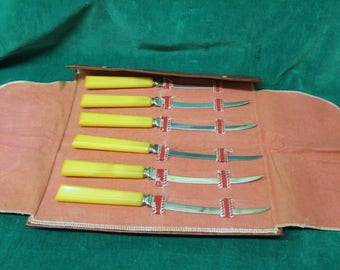 BURNS Mfg Co BAKELITE Handle Steak KNIFE Set in Original Fitted Case Henry's Stainless Serrated Blades Six 6 Butterscotch Mid-Century