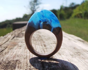 Anello legno teak con resina azzurra onde mare e neve - Real wood ring and epoxy resin blue light wave blue snow white gift for girls