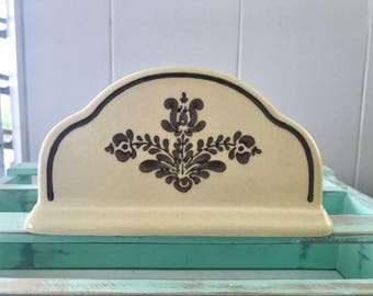 Pfaltzgraff Vintage Yorktowne folk Art Napkin Holder in Brown and cream