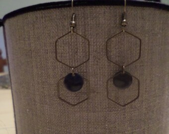 Earring with its two hexagons in metal bronze