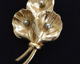 ON SALE Pretty Vintage Gold tone, Silver tone Floral Brooch (P13)