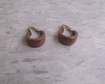 vintage clip on earrings wood grain lucite hoops