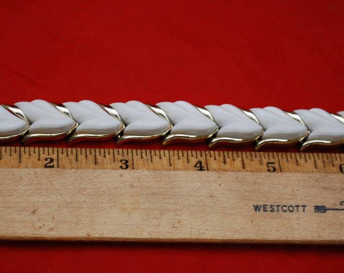 Kramer Leaf Link Bracelet - White Thermoset- Vintage plastic -Light gold tone metal - Mid century bangle