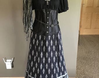 Plus Size 1X Women's 6-Piece Lady Pirate Gypsy Wench Renaissance Fair Pirate Fest Black Sails Garb Disney Cruise Costume with Accessories