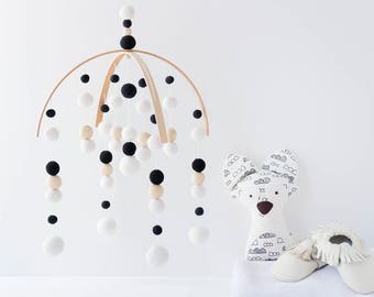 Black and white baby mobile. Baby crib mobile. Nursery cot mobile. Gender neutral Felt Ball Mobile. Baby boy mobile Monochrome Nursery decor