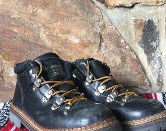 Vintage 1990s Outdoor Urban Terrain Black Chunky Platform Lace-up Hiking Boots with Yellow Laces size 6
