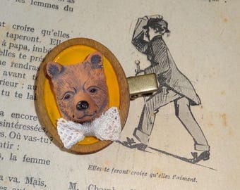 The bandys: bear (brooch)