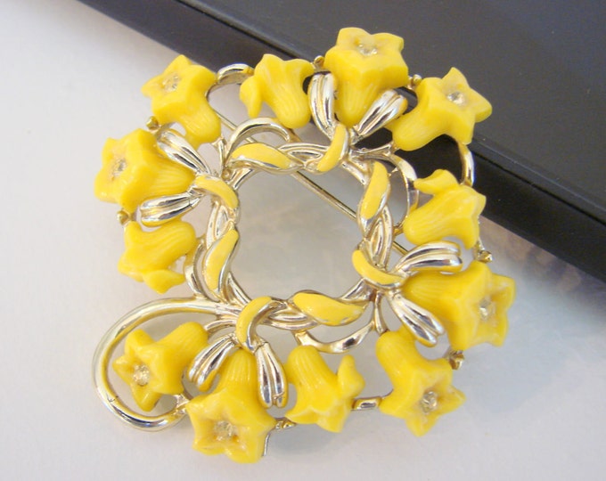 50s Designer Signed STAR Yellow Celluloid Rhinestone Floral Brooch / Jewelry / Jewellery