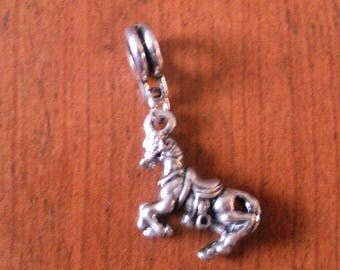 Silver Pendant horse with saddle 17x16mm