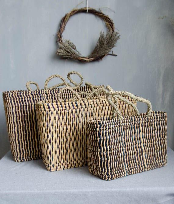 Market bags in rattan + with dark blue details.