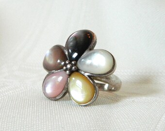Vintage Retro Sterling and Acrylic Flower Power Daisy Flower Ring