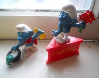 lot 2 small rubber Smurf figurines 1979 magicians love token flowers Schleich