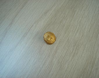 buttons at tail with floral pattern and circle