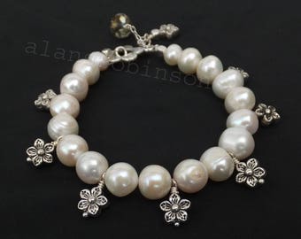Pearl bracelet with flower charms