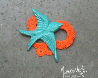 Brooch swallow resin and small round crochet book