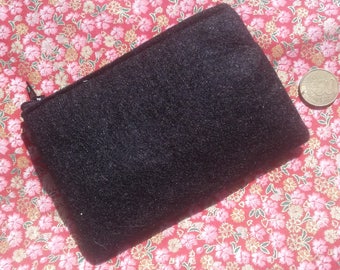 SLEEVE: Small bag of felt black blank (dim.10x14cm) with a zip.