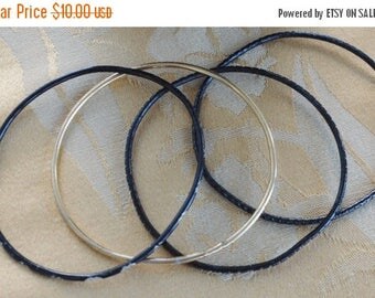 ON SALE Pretty Vintage Black, Gold Thin Bangle Bracelets (4)