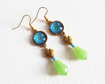Boucles d'Oreilles - Fantaisie Vert et Bleu - Perles de Verre, cabochon mandala, métal doré - Bijou créateur, fait main, pièce unique
