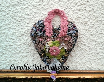 Coeur en tissu liberty à suspendre-décoration baroque élégant chic-décoration murale coeur fait-main-boutons céramique-breloque-crochet