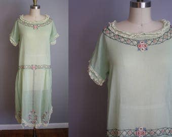 1920s Dress // Embroidered with Scallop Hem // Small