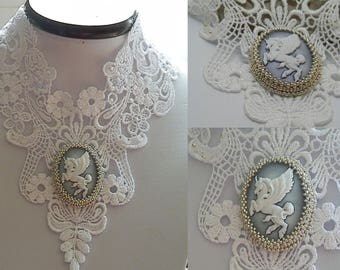 Necklace cabochon "pegasse" on COL542 white Venetian lace