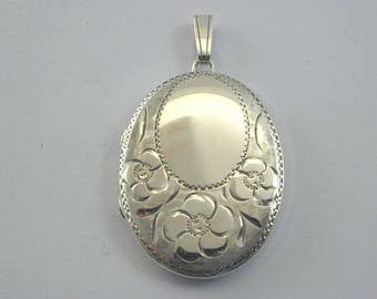 Locket 1979 Vintage sterling silver locket 5.8g 32.5mm by 23.15mm