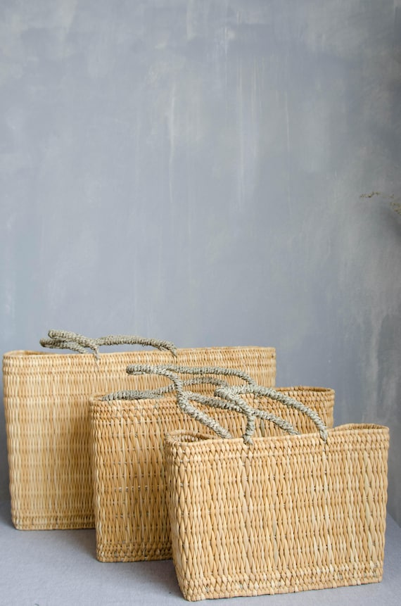 Market bags in rattan + with dark pink details.