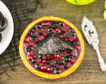Bat Wing Berry Pie - 1:12 Dollhouse Miniature