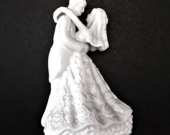 Vintage Bride and Groom Figurine, Wedding Cake Topper, Wedding Figurine, Dancing Bride, Wedding Table Decor, Husband and Wife, White Wedding