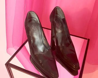 Shiny leather heels w/ scalloped vamp cut 6.5