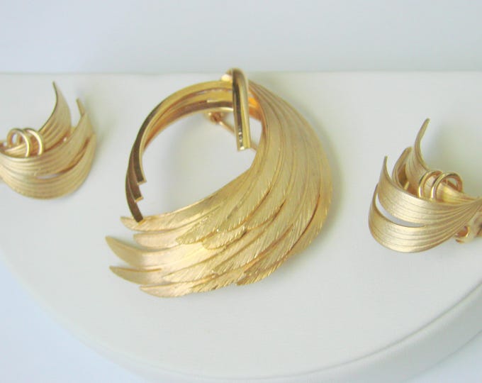 Vintage Retro Gold Tone Demi Parure / Brooch / Clip Earrings / Feather Motifs / Jewelry / Jewellery