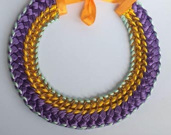 Collier tréssé ras de cou violet , bleu et jaune