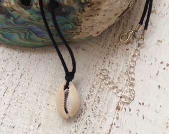 Unisex Boho choker, gemaakt van zwart koord met kauri schelp bedel.