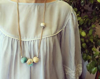 Collana con sfere e ciondoli in ceramica raku. Toni del turchese panna e sabbia. Handmade with love!