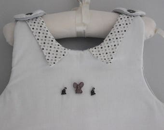 White sleeper with pointed collar and inside in grey