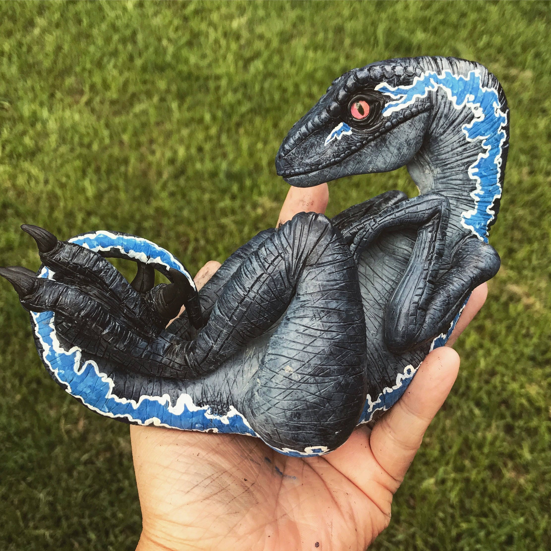 chronicle collectibles raptor hatchling