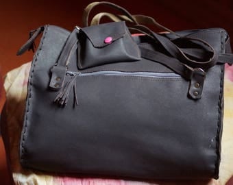 handbag in grey leather and lined with its worn wallet