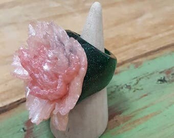Chunky statement eco-resin peony flower ring emerald glitter and pearl peach