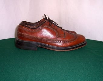 Sz 7D Men Vintage brown leather 1960s lace up wingtip shoes.